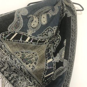 🎉Last Chance🎉 Scarf with beaded details